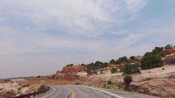 pov dirigindo por uma estrada panorâmica no sudoeste dos eua video