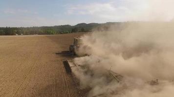 tracteur labourant champ poussiéreux vue aérienne video