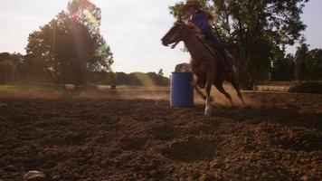 kvinna som rider runt fat på häst video