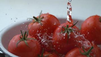 Wasser spritzt in Zeitlupe auf Tomaten, aufgenommen mit 1000 Bildern pro Sekunde auf Phantom Flex 4k video