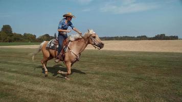 femme équitation en super ralenti, tourné sur le fantôme flex 4k à 1000fps video