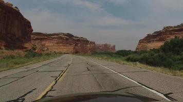 pov dirigindo por uma estrada panorâmica no sudoeste dos eua video