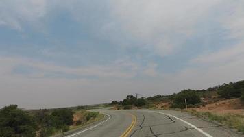 pov dirigindo por uma estrada panorâmica no sudoeste dos eua video