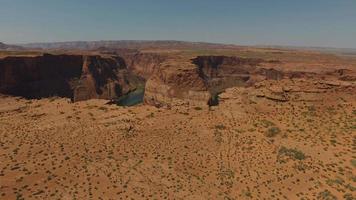 vista aérea da curva da ferradura do grand canyon e do rio colorado arizona, estados unidos video