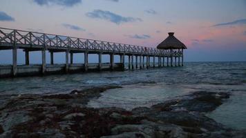 Meer und Pier im tropischen Resort video