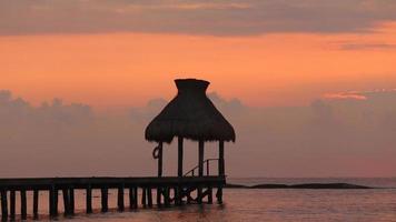 Muelle durante la puesta de sol en el resort tropical video