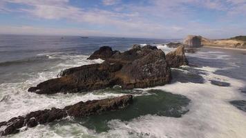 Luftaufnahme der Küste von Oregon, Robbenfelsen video