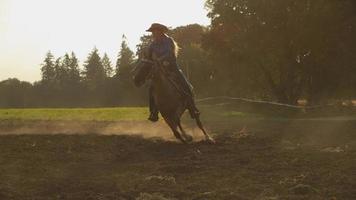 donna a cavallo in super slow motion, ripresa con il flex phantom 4k a 1000 fps video