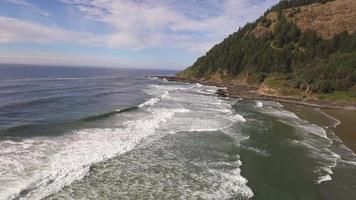 photo aérienne de la côte de l'oregon, phoque rock video