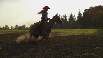 donna a cavallo in super slow motion, ripresa con il flex phantom 4k a 1000 fps video