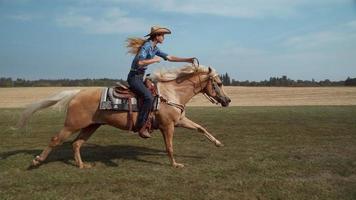 Mujer montando a caballo en cámara super lenta, filmada en el fantasma flex 4k a 1000 fps video
