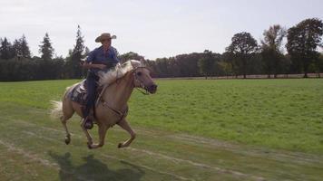 mulher cavalgando em câmera lenta video