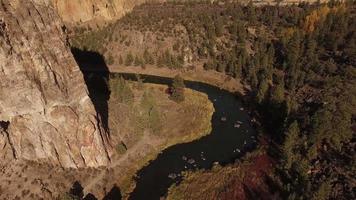 Flygfoto över krokig flod vid Smith Rock, Oregon video