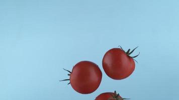 tomates voando em câmera lenta, filmados com phantom flex 4k a 1000 quadros por segundo