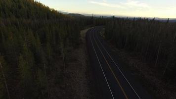 Flygfoto över motorvägen och skogen i Oregon video