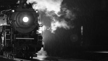 Locomotora de vapor por la noche en blanco y negro video