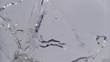 agua vertida y salpicaduras, filmada con phantom flex 4k a 1000 fotogramas por segundo video