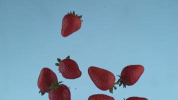 fresas volando en cámara lenta, filmadas con phantom flex 4k a 1000 cuadros por segundo video