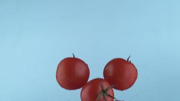 pomodori che volano al rallentatore, girati con phantom flex 4k a 1000 fotogrammi al secondo video