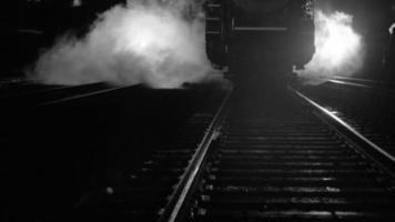 locomotiva a vapor à noite em preto e branco