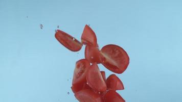 tranches de tomates au ralenti, prises avec un flex fantôme 4k à 1000 images par seconde video