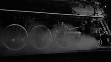 locomotive à vapeur la nuit en noir et blanc video