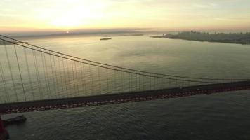golden gate bridge in de schemering, san francisco, californië, luchtfoto video