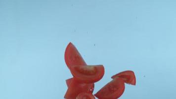 tranches de tomates au ralenti, prises avec un flex fantôme 4k à 1000 images par seconde video