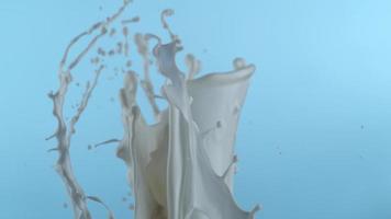 schizzi di latte al rallentatore, girato con phantom flex 4k a 1000 fotogrammi al secondo video