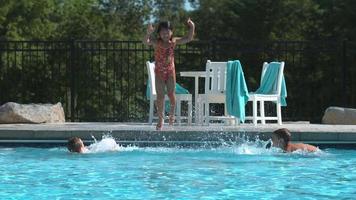 flicka hoppar i poolen i super slow motion video