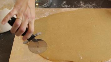 Couper la pâte pour la maison en pain d'épice video
