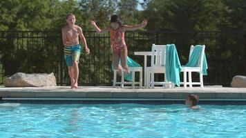 bambini che saltano in piscina al rallentatore video