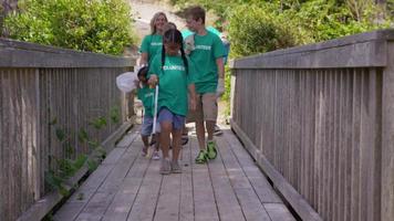 groep vrijwilligers maakt park schoon video