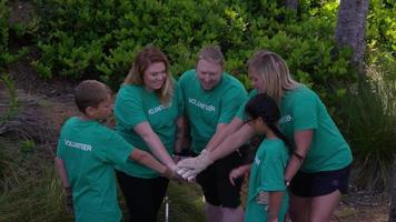 grupo de voluntarios limpiando parque video