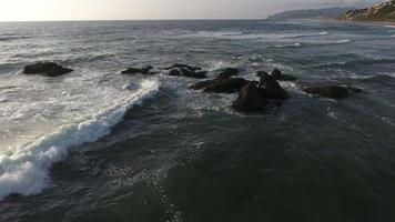 luchtfoto van golven die op rotsen beuken, lincoln city, oregon video