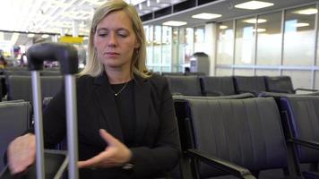 mujer de negocios, utilizar, tableta digital, en, aeropuerto video