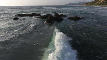 luchtfoto van golven die op rotsen beuken, lincoln city, oregon video