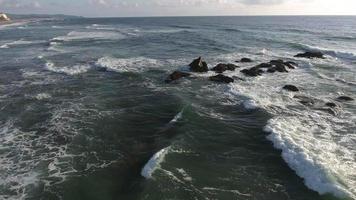 luchtfoto van golven die op rotsen beuken, lincoln city, oregon video