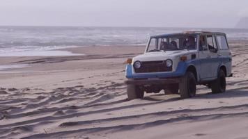 gruppo di amici che guidano suv in spiaggia video