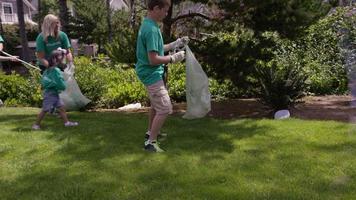 groep vrijwilligers maakt park schoon video