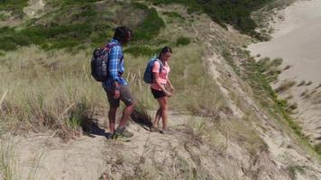 coppia in escursione sulle dune di sabbia video