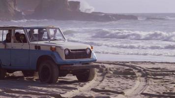 groep vrienden die suv rijden op het strand video