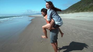 coppia in spiaggia che gioca in super slow motion video