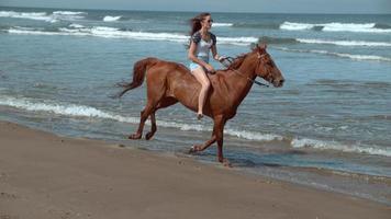 Super-Slow-Motion-Aufnahme einer Frau, die Pferde am Strand reitet, Oregon, aufgenommen auf Phantom Flex 4k video