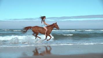 Super-Slow-Motion-Aufnahme einer Frau, die Pferde am Strand reitet, Oregon, aufgenommen auf Phantom Flex 4k video