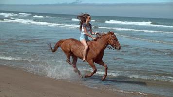 super slow motion colpo di donna a cavallo in spiaggia, Oregon, girato su phantom flex 4k video