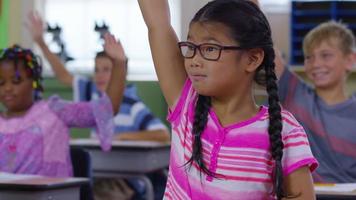 estudiantes en el aula de la escuela levantan la mano video