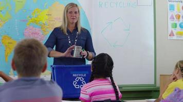 profesor dando lección de reciclaje en el aula de la escuela video