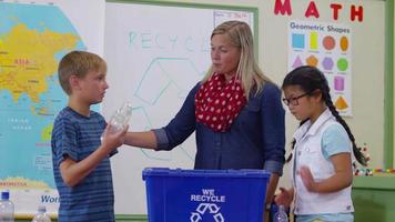 professor dando aos alunos uma aula de reciclagem video