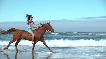 Super-Slow-Motion-Aufnahme einer Frau, die Pferde am Strand reitet, Oregon, aufgenommen auf Phantom Flex 4k video